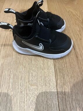 Nike toddler 7 Kids' Black & White Slip-On Sneakers